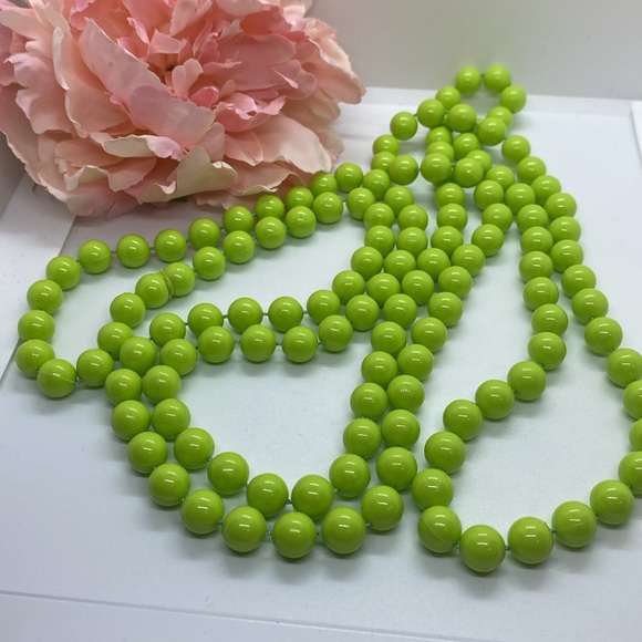 Vintage long strand bright green necklace & clip earrings set - Picture 5 of 8
